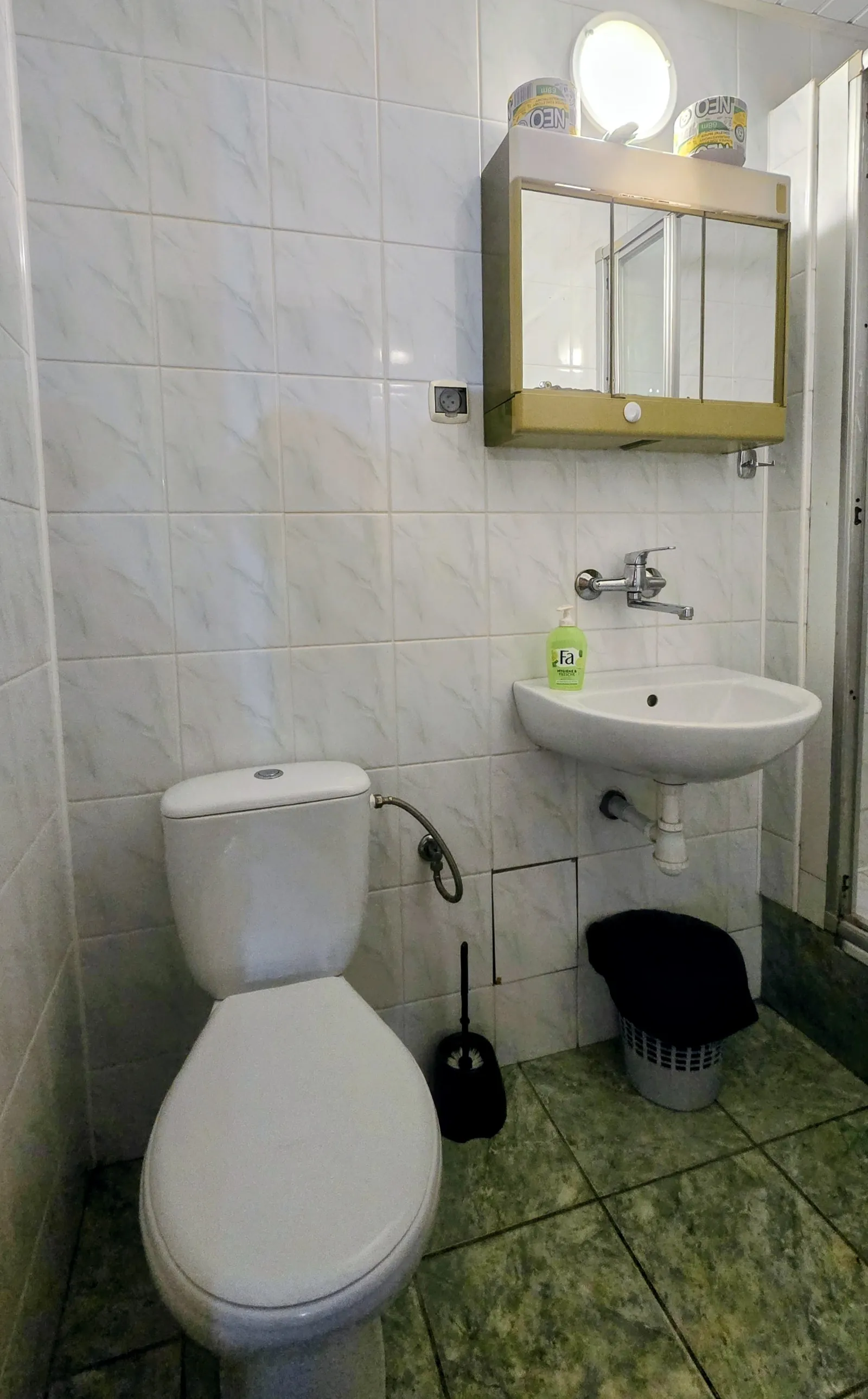 Domek 1 w ośrodku Ambrowil w Lidzbarku Welskim – łazienka z umywalką, toaletą i prysznicem