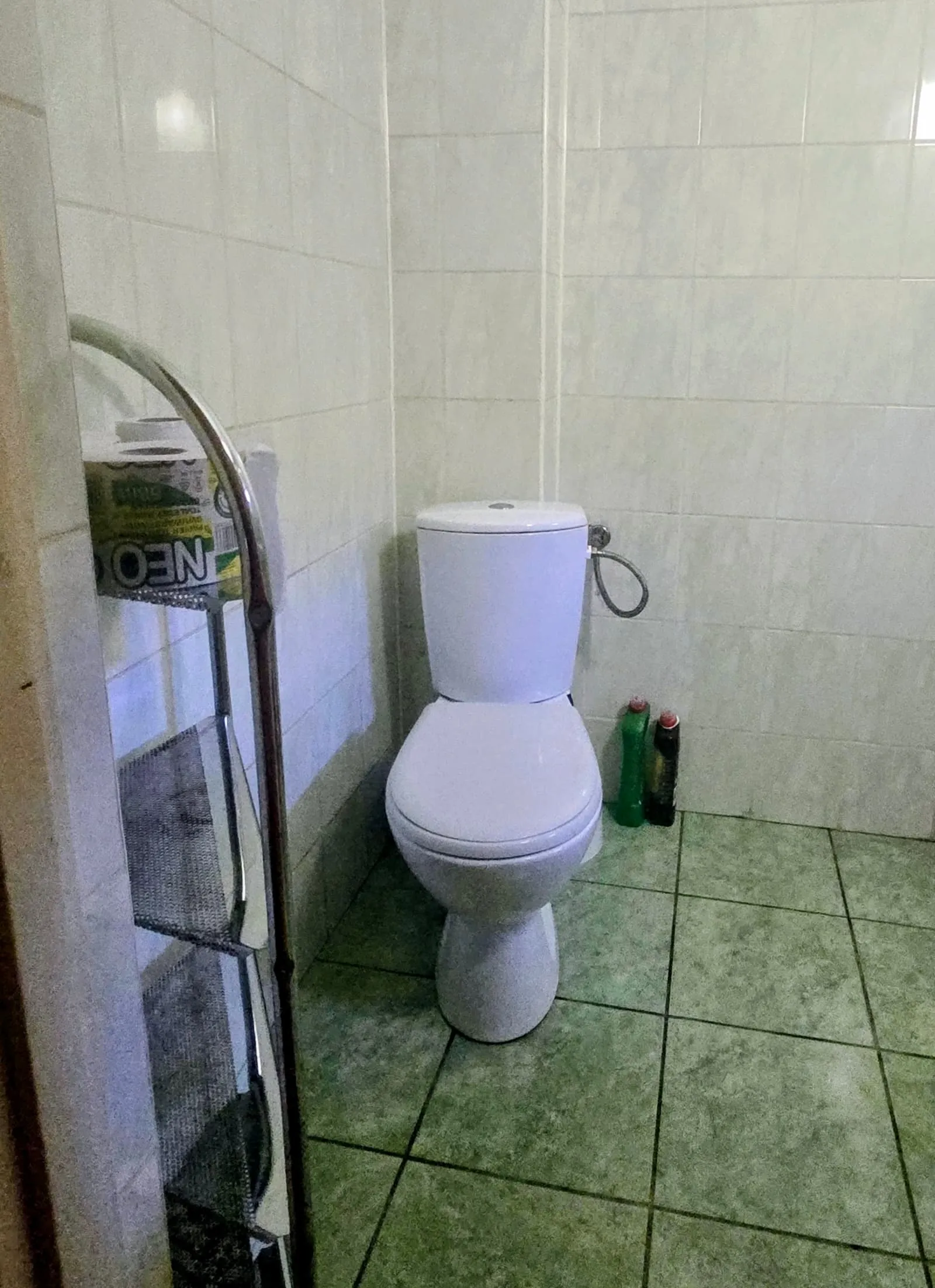 Domek 2 w ośrodku Ambrowil w Lidzbarku Welskim – łazienka z toaletą, umywalką i prysznicem