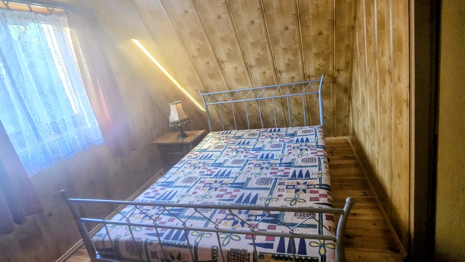 Domek 2 w ośrodku Ambrowil w Lidzbarku Welskim – sypialnia z łóżkiem dwuosobowym na poddaszu