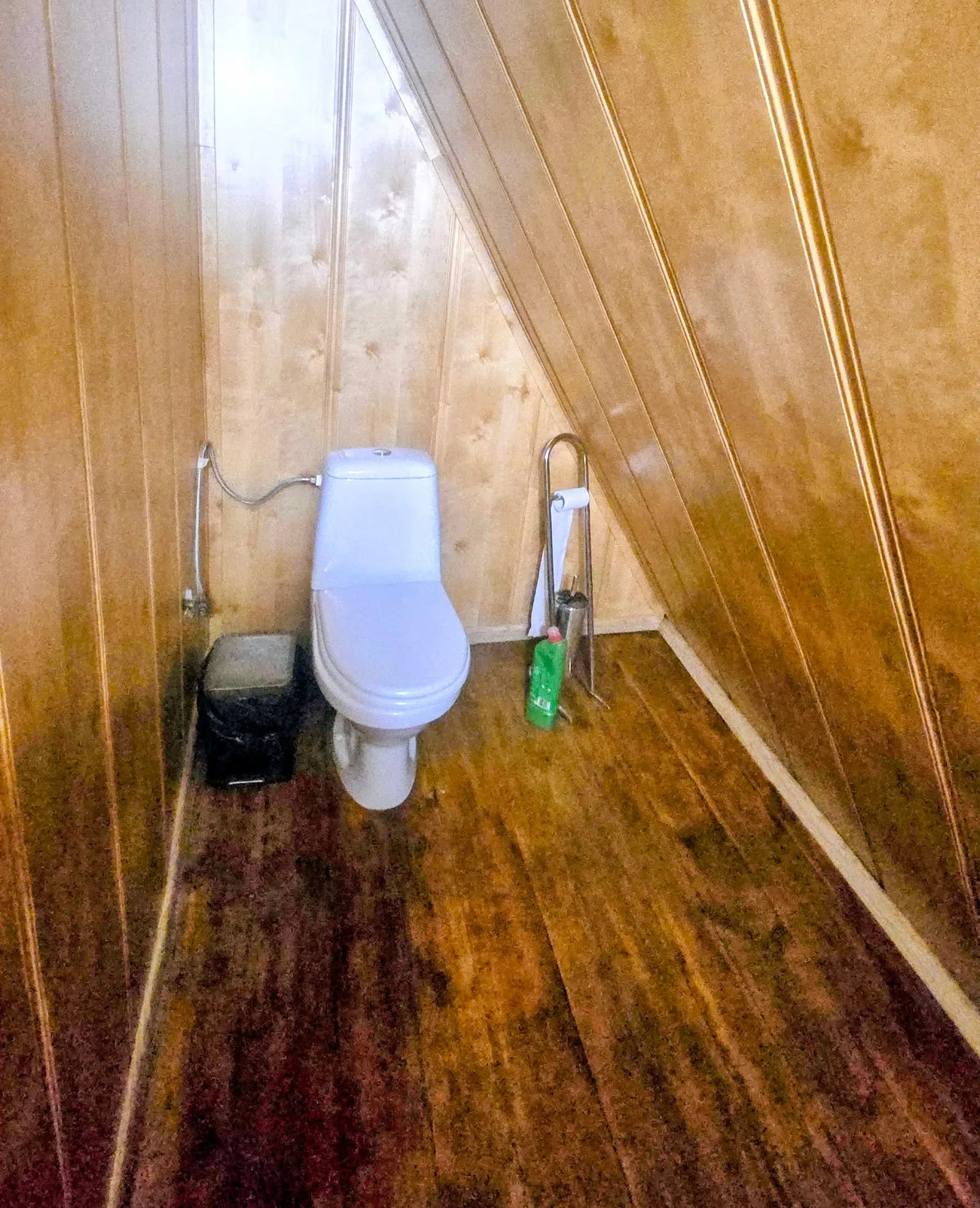 Domek 2 w ośrodku Ambrowil w Lidzbarku Welskim – toaleta pod drewnianym skosem