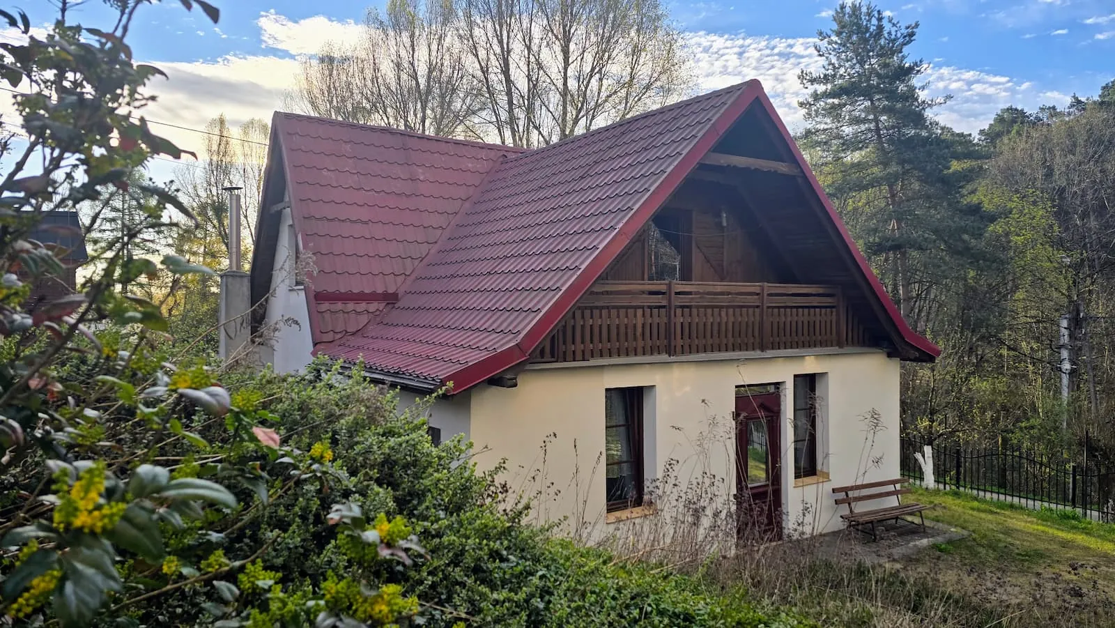 Domek 2 w ośrodku Ambrowil w Lidzbarku Welskim – widok z zewnątrz na domek letniskowy z balkonem