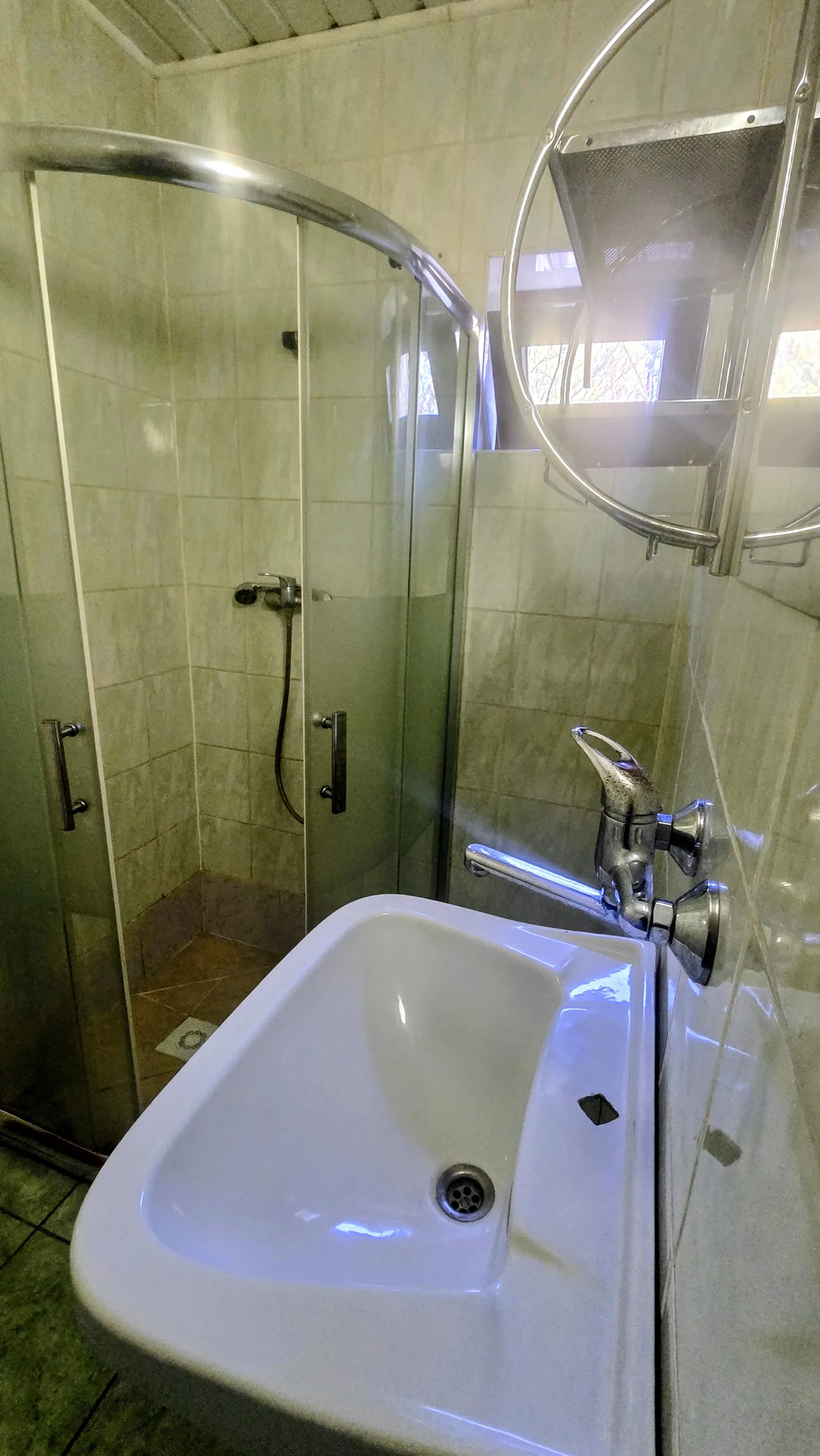 Domek 2 w ośrodku Ambrowil w Lidzbarku Welskim – łazienka z wanną, kabiną prysznicową i lustrem